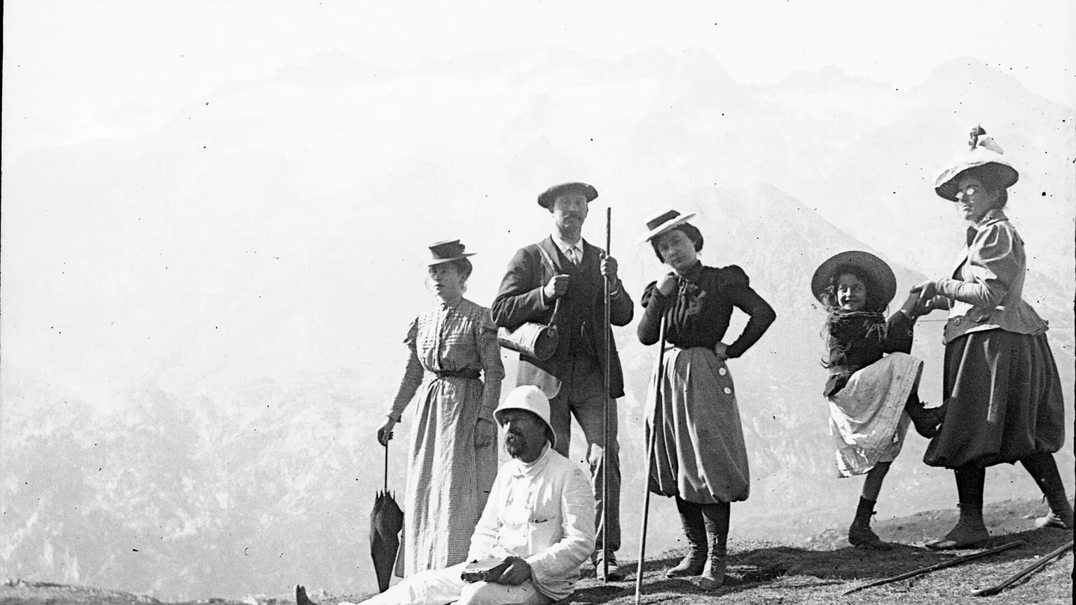 Famille en excursion au Port de Venasque en 1898, photographie ancienne en noir et blanc