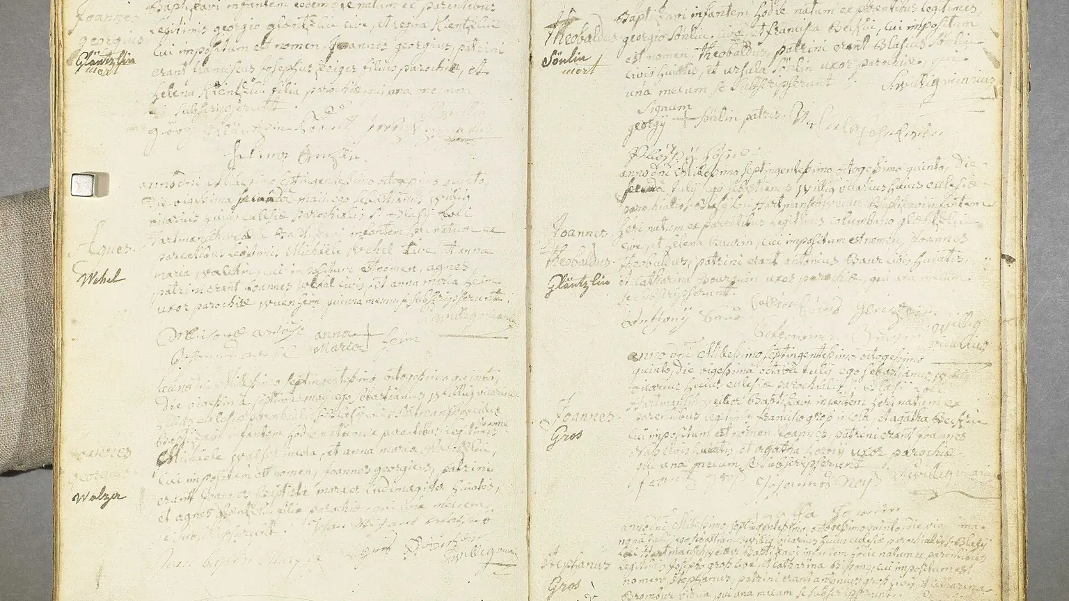 Double page d'un registre paroissial manuscrit de 1785 ouvert sur une table